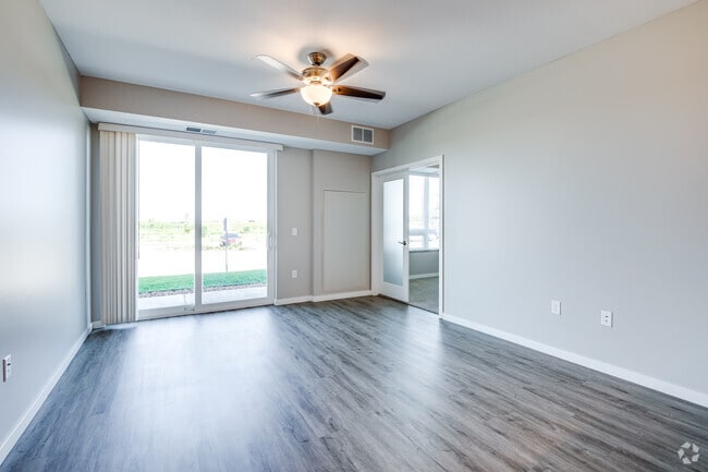 2HAB, 2BA + Sala de estar - 1242SF - Sala de estar - The Village of Otsego