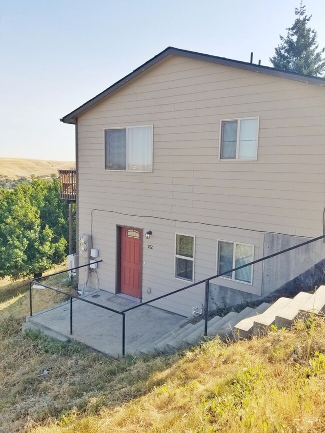 Building Photo - Newer 2 Bedroom 1 Bathroom with a View Rental
