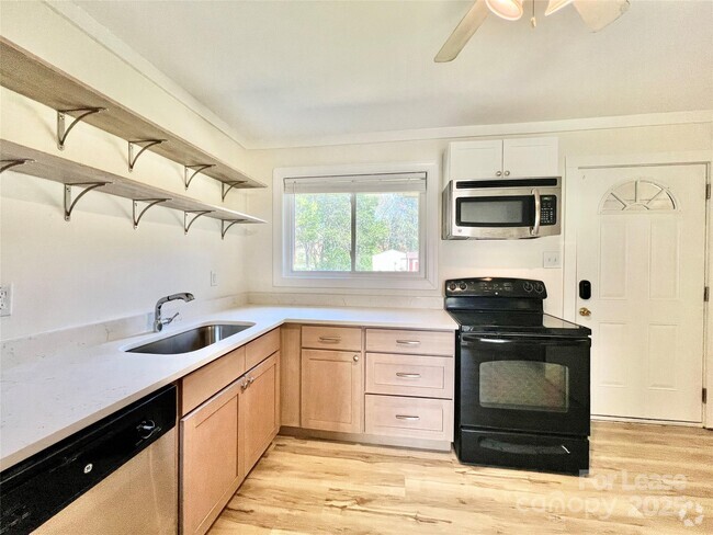 Building Photo - 5435 Lantana Ave Rental