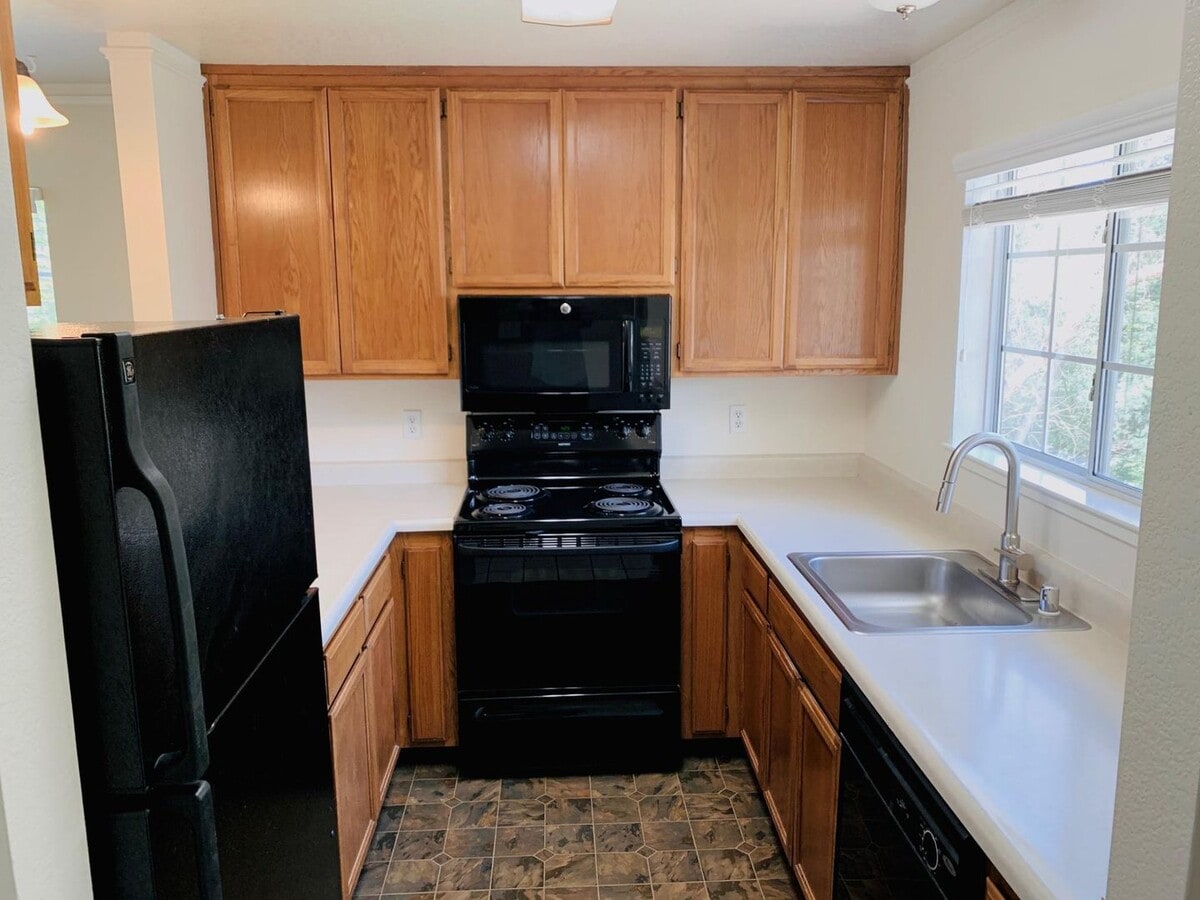 Photo - Beautiful Upstairs 2 Bedroom 2 Bath Unit Just Minutes from the Plaza!