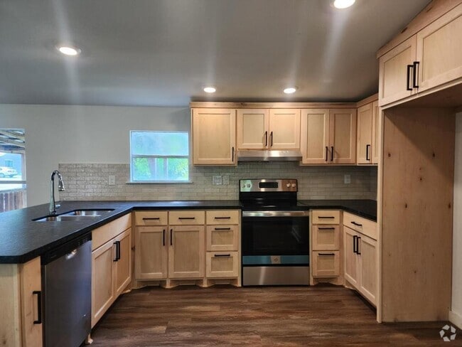 Building Photo - 1403 W 11th St Rental