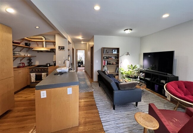 Building Photo - 132 Columbia St Unit 3