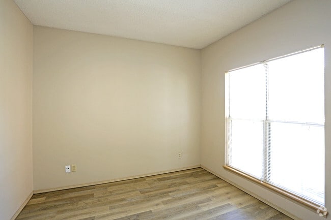 1BR, 1BA - 600 SF