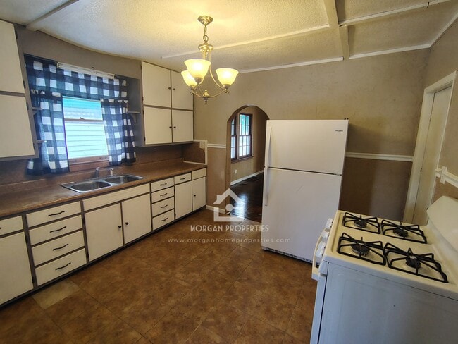 Photo - 140 W 16th St