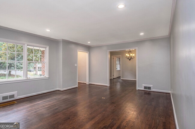 Photo - 388 Lakemoore Dr NE