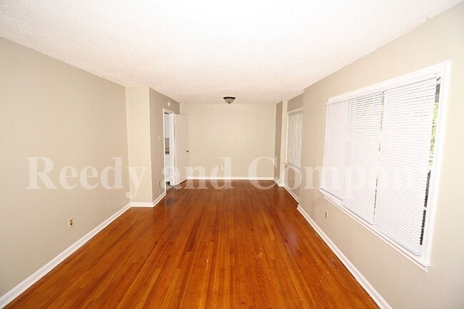 Photo - 3001 Falkirk Rd