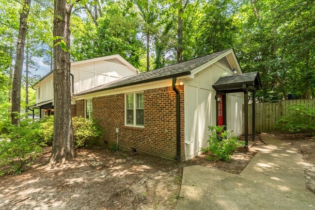 End unit Townhouse with large backyard: Av... - End unit Townhouse with large backyard: Av...