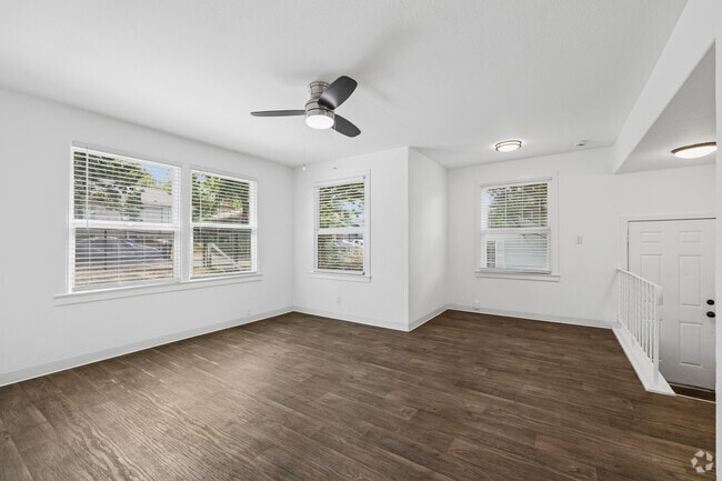 3BR, 1BA - 964SF - Living Room