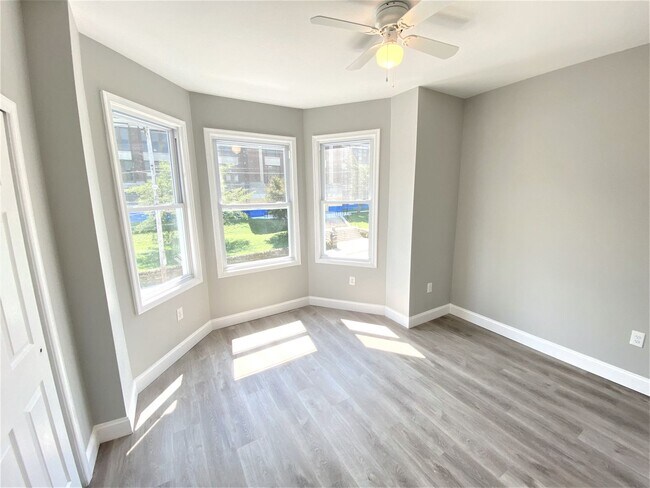 Photo - 439 E Washington Ln Unidad 2