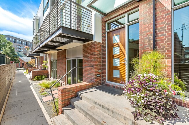 entrance & balcony - 2516 N Washington St Townhome