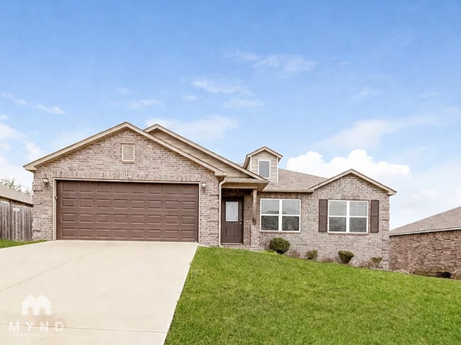 Building Photo - 923 Pinehurst Loop