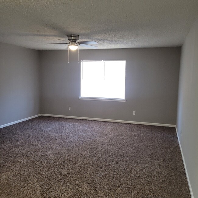 2/1 Deluxe - Colony Square Apartments