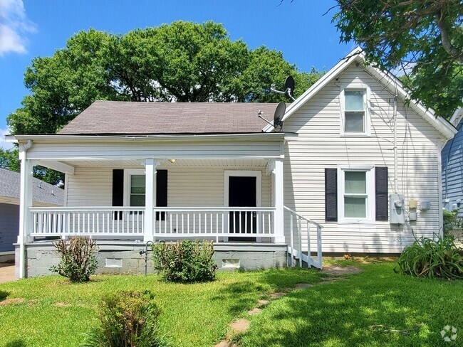 Building Photo - Beautifully Updated 4-Bedroom Home Near Mo...