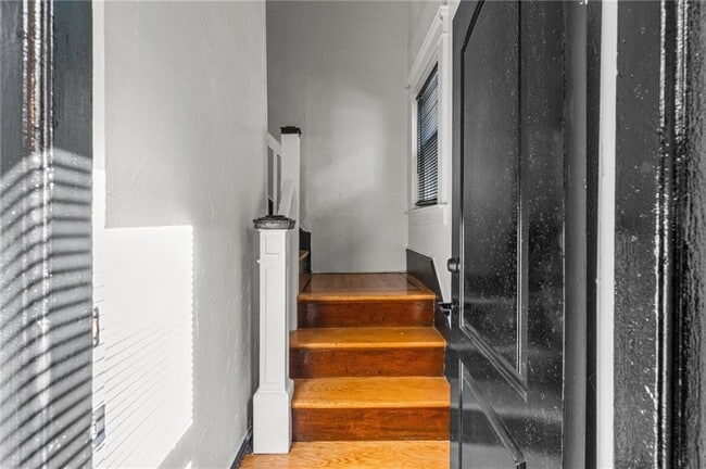 Photo - 437 Charles St