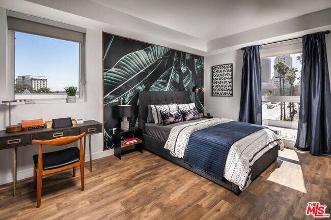 Photo - 555 N Spring St