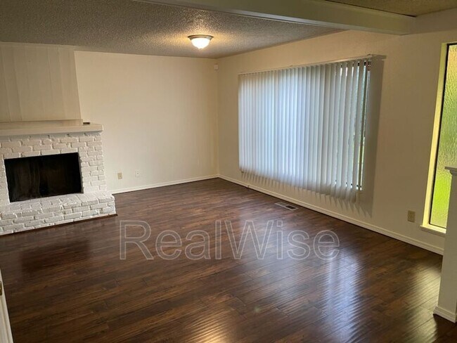 Photo - 4276 Meadowbrook Ct NE