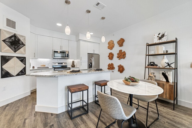 1BD, 1BA - 729 SF - Kitchen