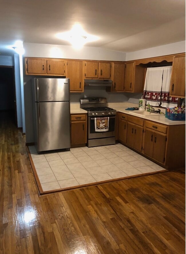 Building Photo - 197 Aspinwall St Unit 2