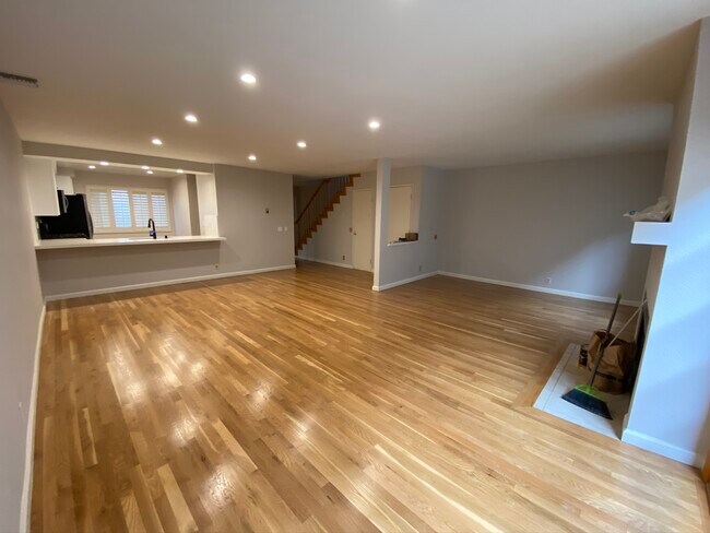 Sala de estar con pisos de madera recientemente renovados. - 2022 Delaware Ave