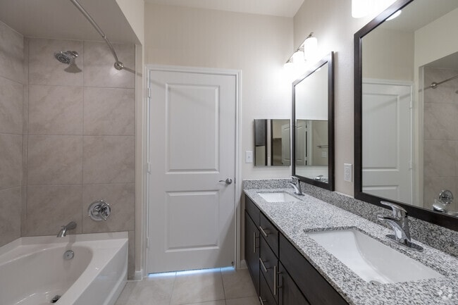 2BR, 2BA - 943SF - Primary Bathroom