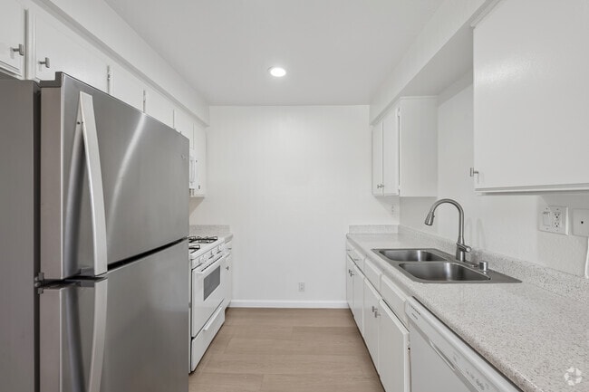 2BR, 1BA - 860SF - Kitchen