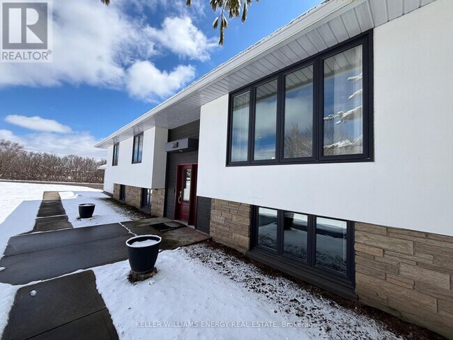 Photo - 497 Wellington Main St