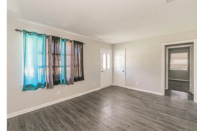 Photo - 8312 Granis St