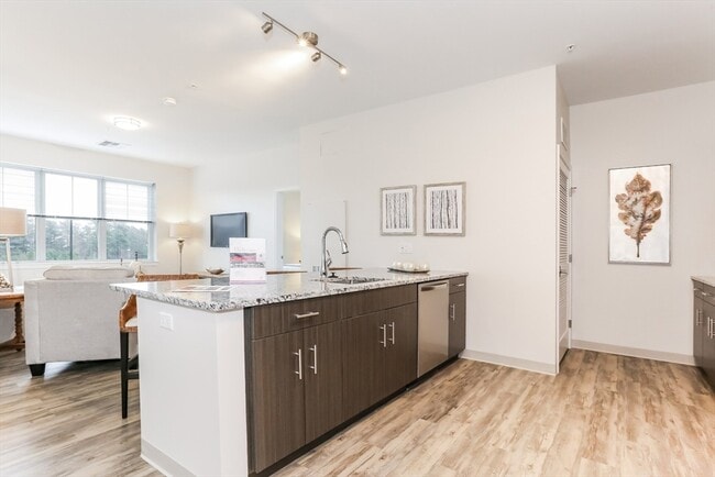 Building Photo - 35 Rosebrook Pl Unit 1008