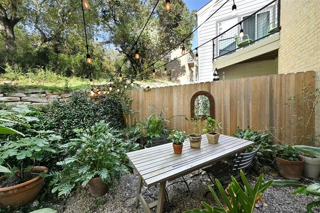 Building Photo - 6600 Valleyside Rd Unit B-6