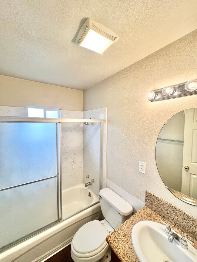 2/1 Duplex in Sacramento! 2822 Del Paso Blvd. Townhome For Rent in