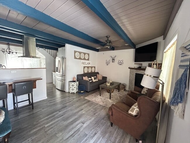 Photo - 3 bed / 2 bath furnished home.  6 month re...