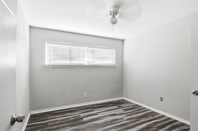 Building Photo - 5010 Ennis St Unit 3