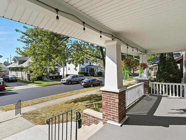 Photo - 121 E Branning Ave