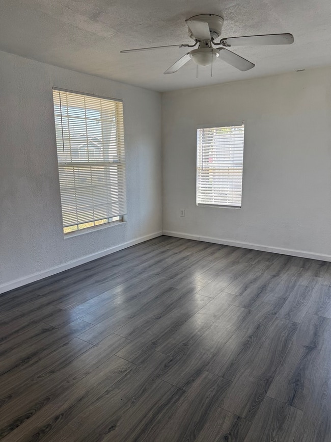 Photo - 814 E 15th St