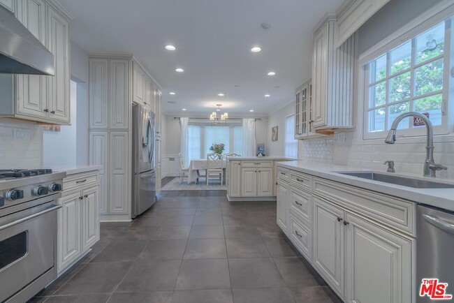 Photo - 9500 Sawyer St