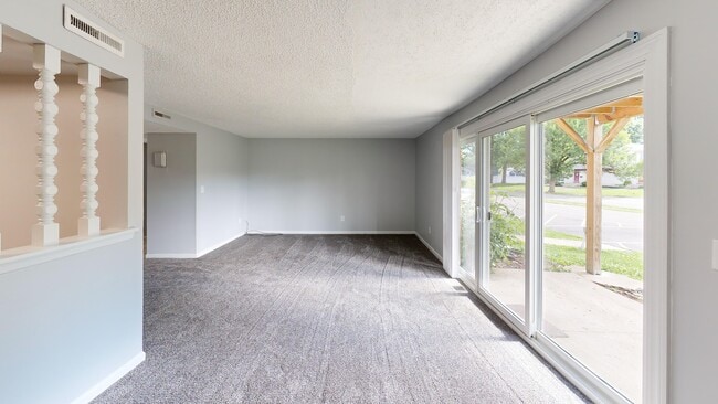 2BR, 2BA - 985 SF - Dining Room - Fountainview East Apartments