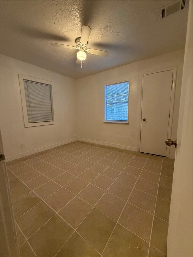 Photo - 8308 Lenore St