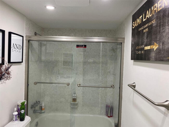 Photo - 3031 NE 51st St Unidad 305W