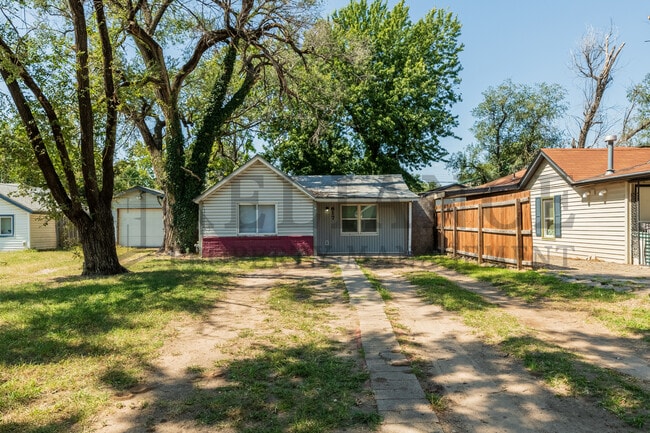 Building Photo - 617 N Clara St