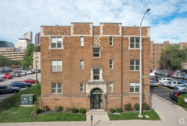 Entrada de Alabama Street - Devonshire Apartments in Downtown Indianap...