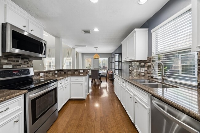 Photo - 1421 W 26th St