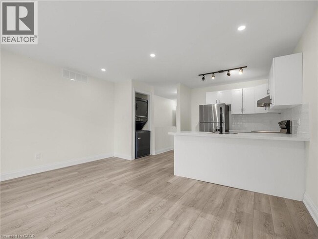 Photo - 718 Cannon St E