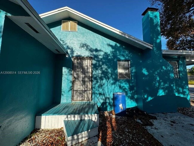 Building Photo - 1121 NW 40th St Unit 2