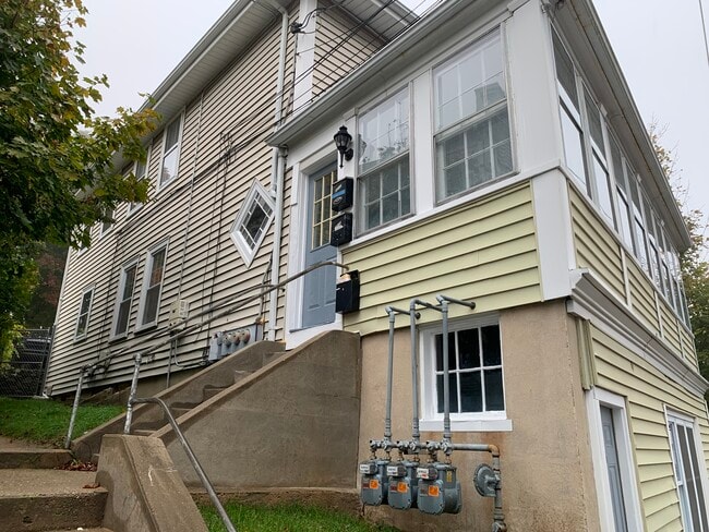 Side entry - 13 Forest Ave