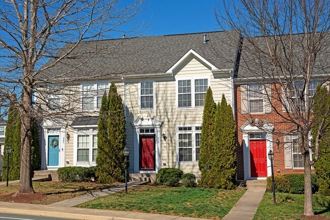 Building Photo - Spacious Pantops Townhome – Convenient, Pet-Friendly Living