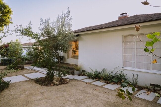 Building Photo - 3 Bedrooms + 2 Bathrooms | Midtown Ventura | Furnished or Unfurnished