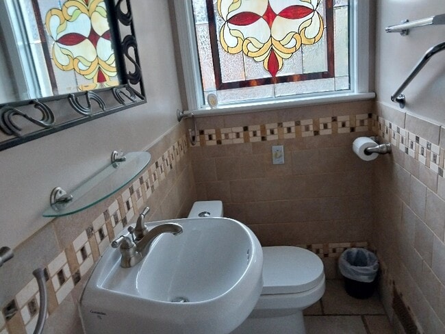 Photo - 2566 Dearborn St