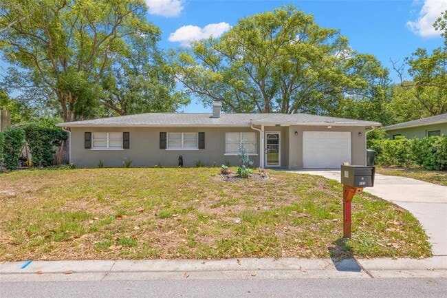 Building Photo - 611 Pinewood Dr