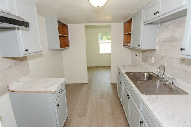 Photo - 7867 Hamlet St