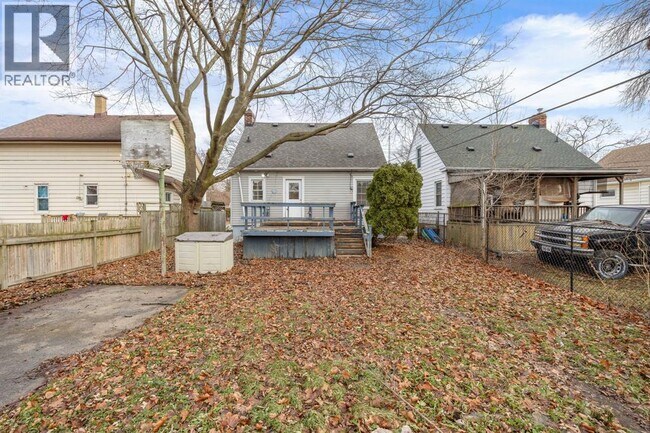 Photo - 389 Mitton St S